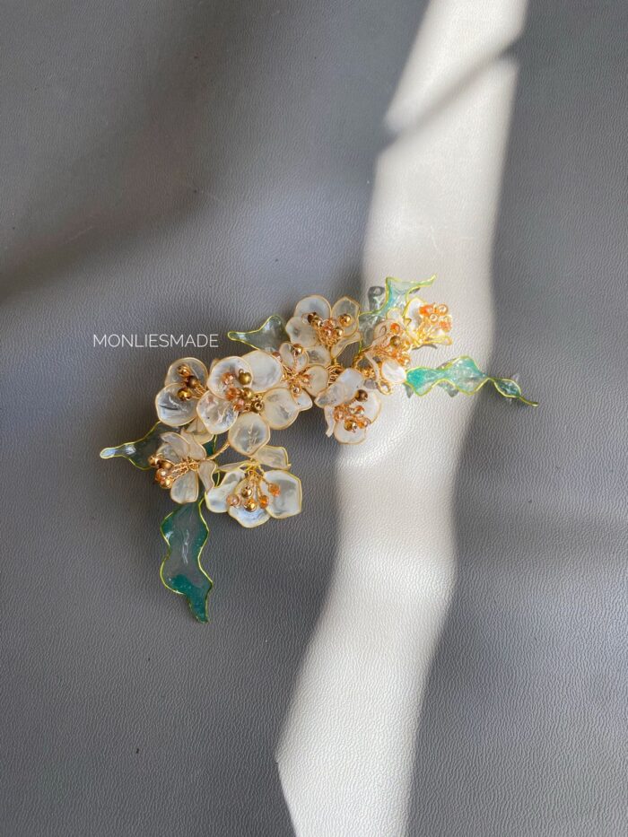 HC103629 - Flowers Brooch - Gold - Image 1