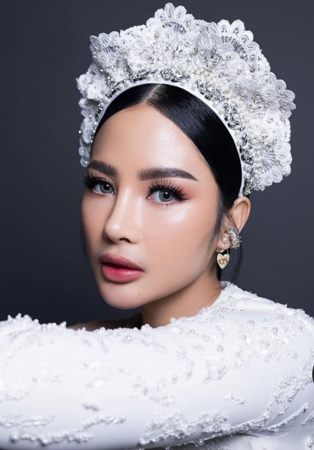 27625599-d8e6-4e94-ab58-7b91ffe55650 HD1007463 - White Headpiece / Headband - Image 2