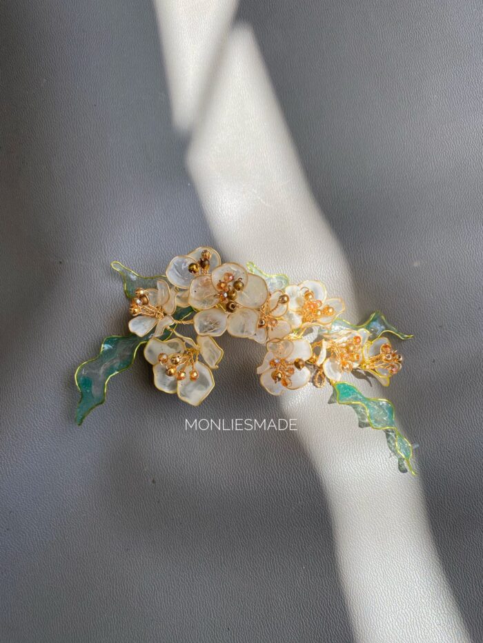 HC103629 - Flowers Brooch - Gold - Image 2