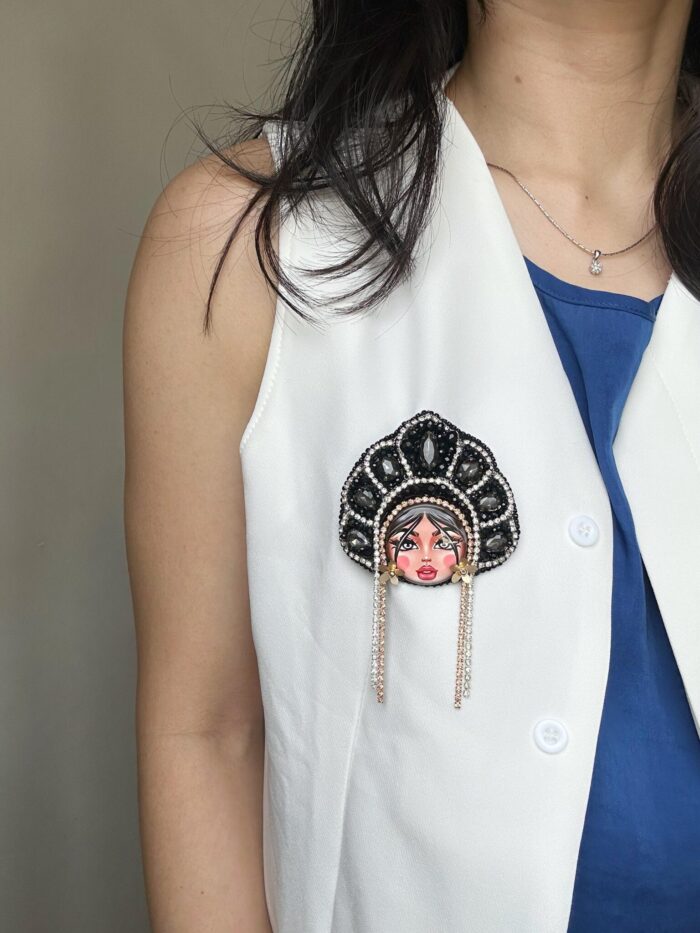 BC100973 - 2 in 1 Keychain Brooch Bretz Girl - Black - Image 4