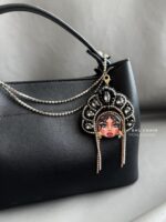 BC100973 - 2 in 1 Keychain Brooch Bretz Girl - Black - Image 3