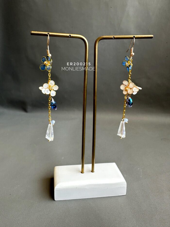 ER200215 - Flowers Earrings - White - Image 1