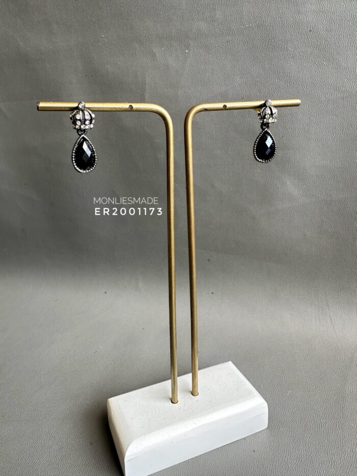 ER200173 - Royal Noir Earrings - Black - Image 1