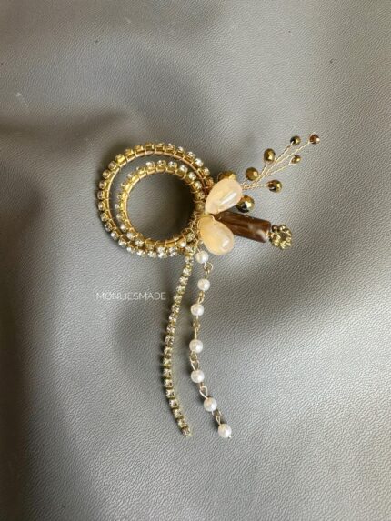 BC105113 - Vintage Brooch With Diamond Tussle