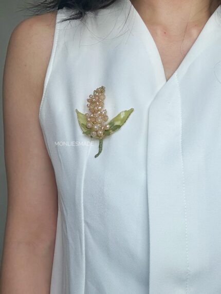 BC109551 - Crystal Brooch with Leaf