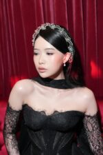 HD116150 - Diamond Headpiece Bridal Crown - Silver - Image 3