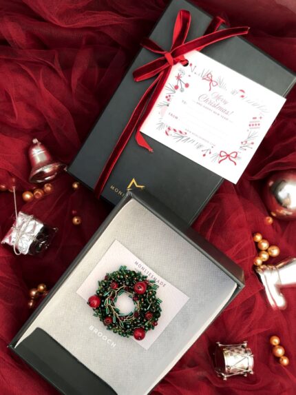 BC241125002 - Mistletoe Brooch I Christmas2025