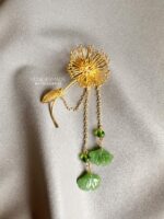BC110226003 - Small Dandelion Brooch with Jade Chain - Gold