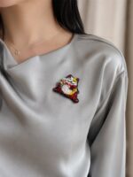 BC090426008 - Lucky Cat Brooch - Image 2