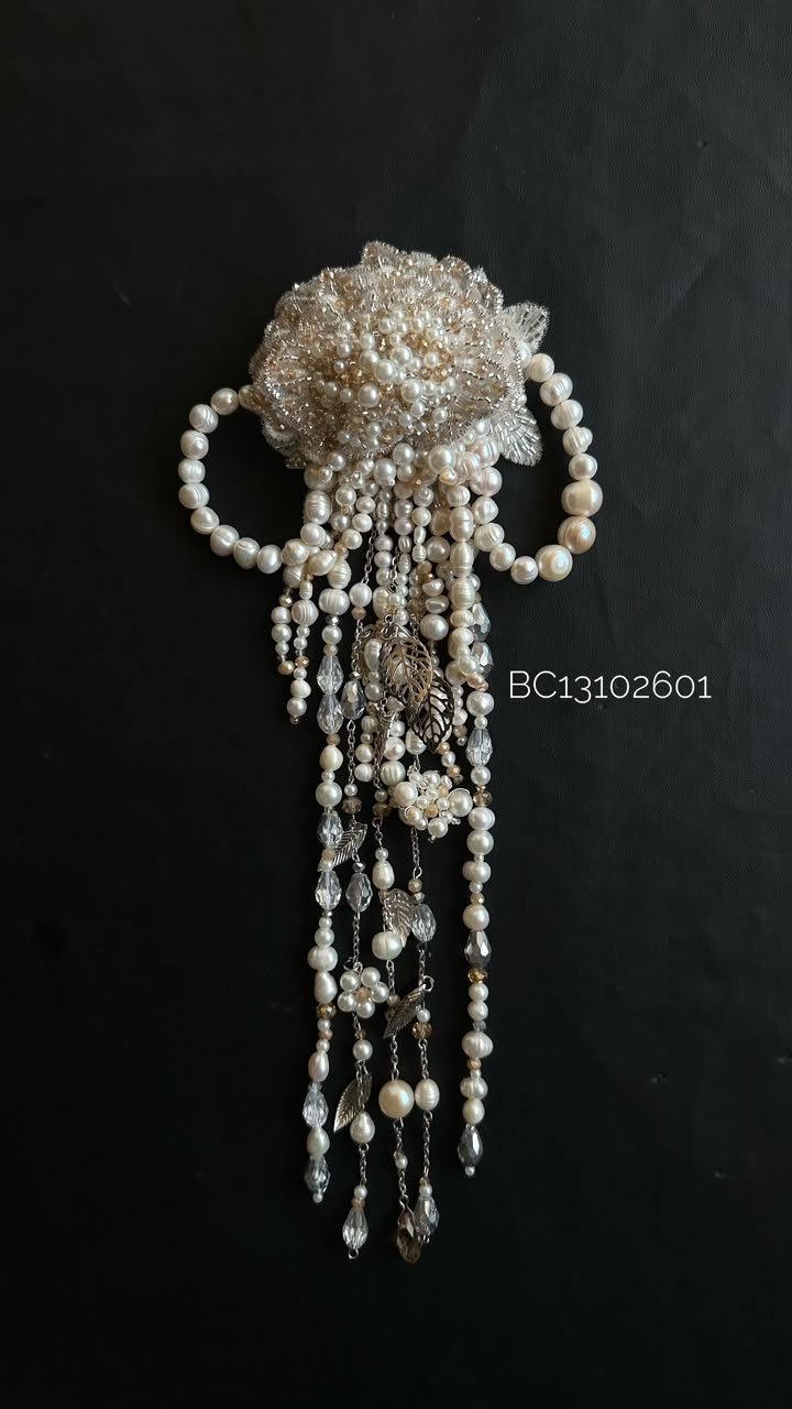 dog C13102601 - Grand Pearl Cascade Brooch - Image 1