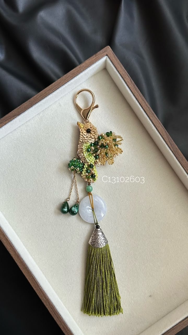 dog C131102603- Handmade Emerald Mini Birds Bag Chain - Image 1